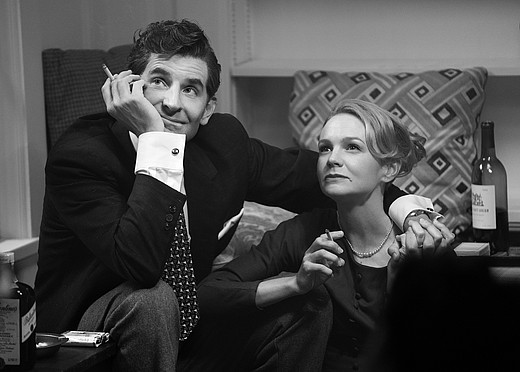 Bradley Cooper und Carey Muligan als das Bernstein-Ehepaar in schwarz-weiß sitzen am Boden.