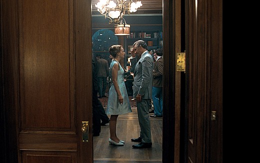 Bradley Cooper und Carey Muligan als Ehepaar Bernstein stehen in einer geöffneten Tür und sehen sich nachdenklich an - Maestro auf Netflix.