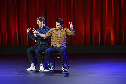 Middleditch und Schwarz mimen auf der Bühne eine Szene
