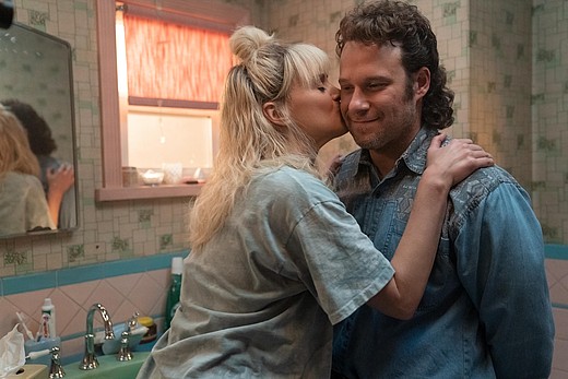 Handwerker Rand (Seth Rogen) bekommt von einer Freundin einen Wangenkuss