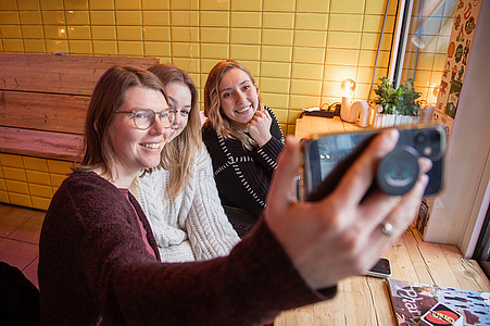 Junge Frauen machen ein Selfie von sich zusammen