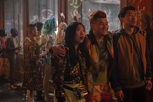 Shang-Chi und Katie werden durch einen Club geführt