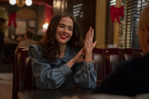 Zoey Deutch hält stolz ihre Hand samt Verlobungsring in die Höhe.