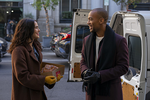 Zoey Deutch und Kendrick Sampson lächeln sich auf der Straße an.