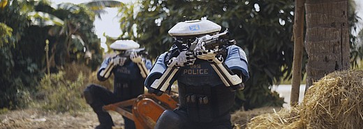 Zwei humanoide Roboter-Polizisten gehen in Position, The Creator auf Disney+