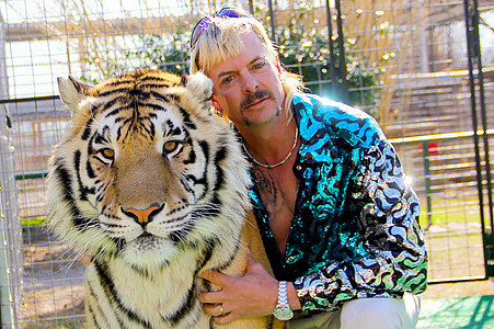 Joe Exotic posiert mit einem Tiger
