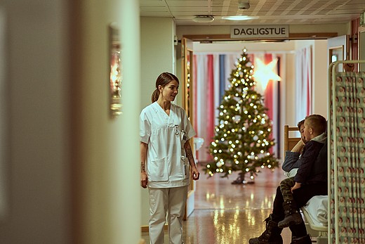 Johanne steht im Krankenschwester Outfit im weihnachtlichen Krankenhausflur.