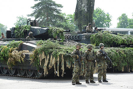 Soldaten vor einem Panzer