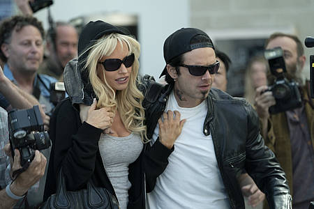 Pam und Tommy fliehen vor Journalisten