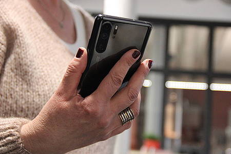 Frau hält Android-Smartphone