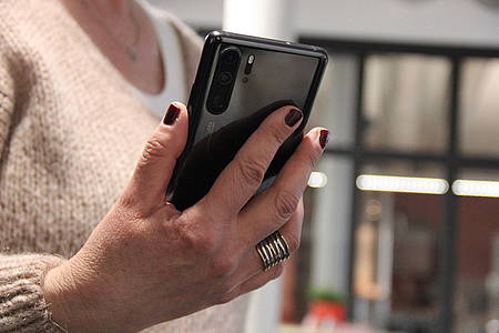 Frau hält Smartphone