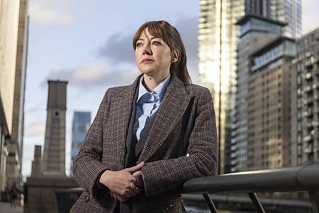 Philomena Cunk vor Hochhäusern