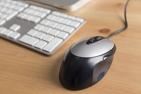 Computertastatur mit PC-Maus