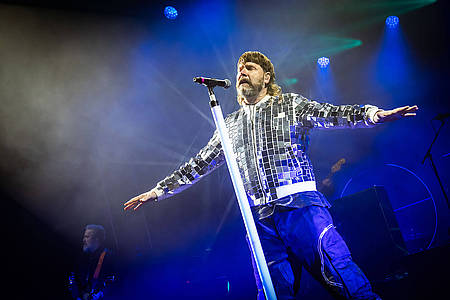 Rea Garvey singt und breitet die Arme aus
