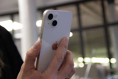 Frau hält iOS-Smartphone