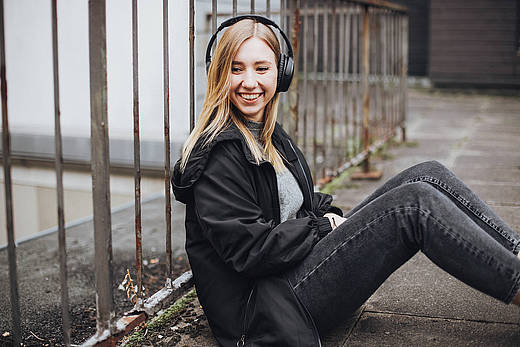 Frau hört Podcast