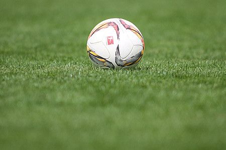 Fußball liegt auf dem Spielfeld