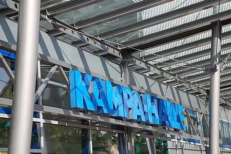 Schild über dem Eingang der Kampa-Halle in Minden