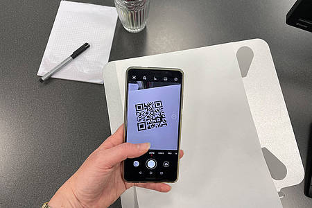Smartphone scannt mit Kamera-App einen QR-Code