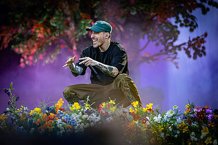 Casper auf einer Bühne, die mit Blumen geschmückt ist