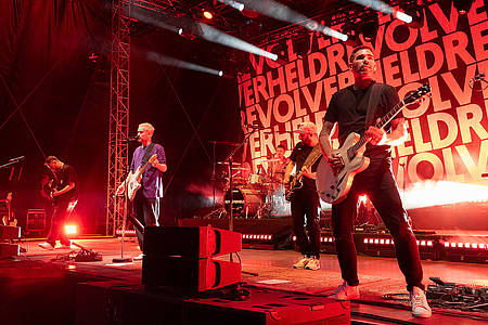  Band Revolverheld steht auf der Bühne