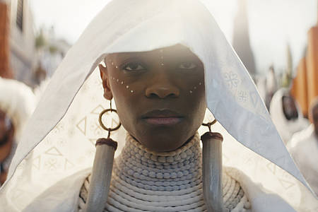 Hautprotagonistin Shuri in einer weißen Robe