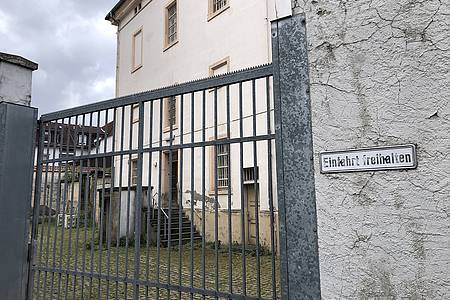 Gittertür dahinter das alte Kreisgerichtsgefängnis Minden