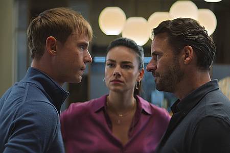 Pia steht zwischen ihren Ex-Freunden Jan und Mathias - Spieleabend auf Netflix.