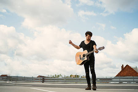 Sascha Renier mit Gitarre