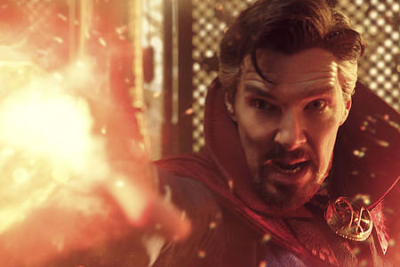 Doctor Strange vollführt einen funkensprühenden Magietrick in die Kamera.
