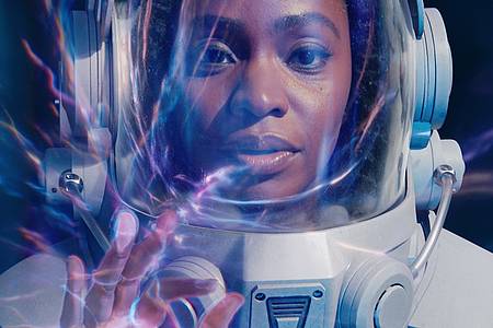 Teyonah Parris als Captain Rambeau in einem Raumanzug