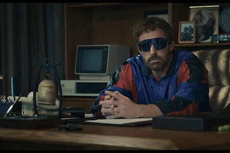 Ben Affleck sitzt in seiner Rolle als Nike Chef in Sonnenbrille hinter einem Schreibtisch.