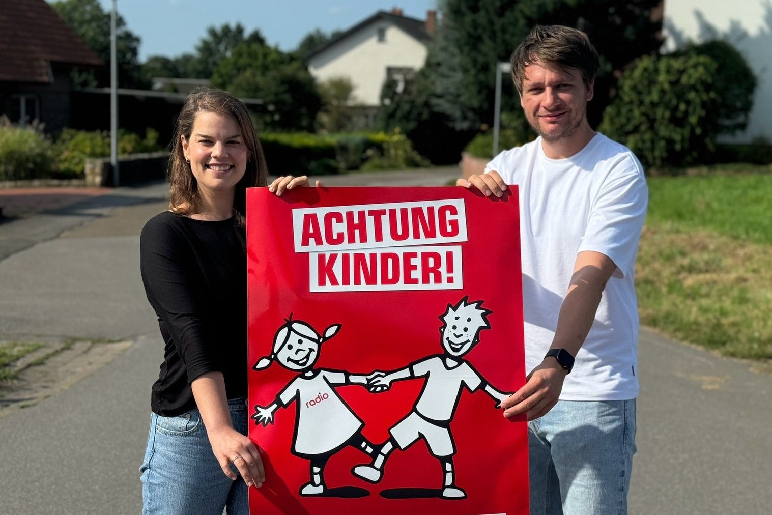 Achtung-Kinder-Plakat_Chrissi und Madline_August 2024