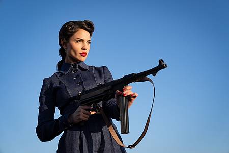 Eiza González posiert als Agentin mit Waffe im Film The Ministry of Ungentlemanly Warfare auf Prime Video.